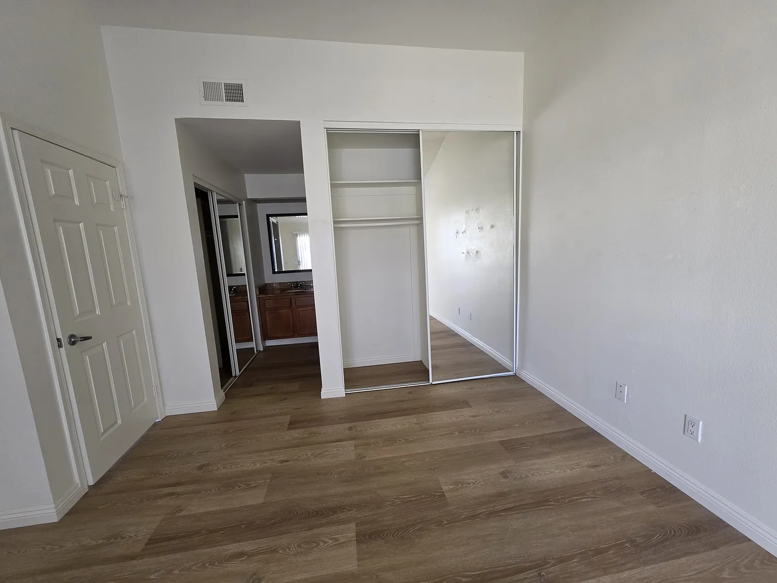 2 bed, 1068 sqft, $2,300 — Photo 4