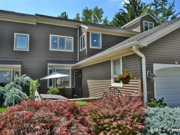 266 Westervelt Ln, Mahwah, NJ 07430