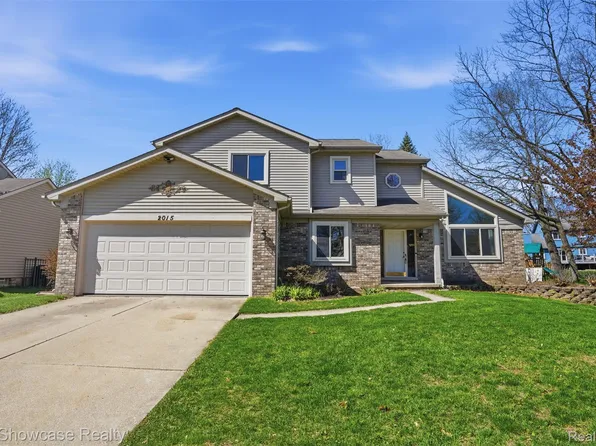 2015 Huntingdon Dr, Wixom, MI 48393