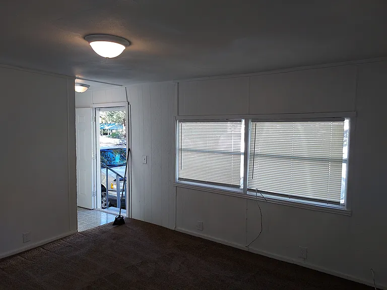 826 Queens Dr — Photo 2