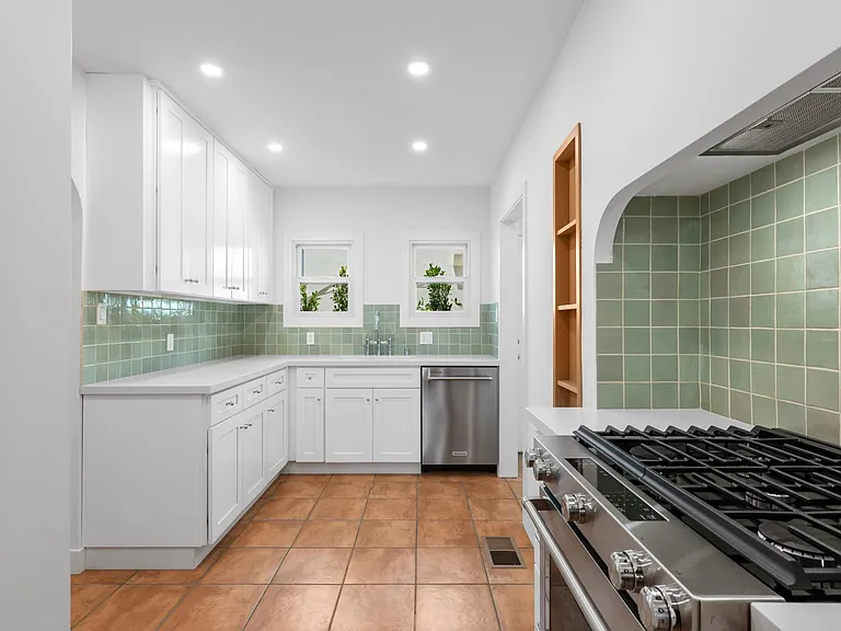 1020 Carol Dr — Photo 13
