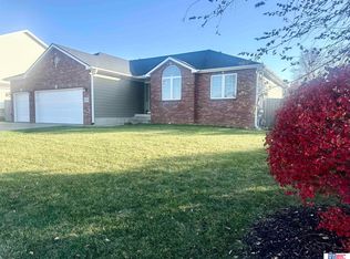 6744 Glass Ridge Dr, Lincoln, NE 68526