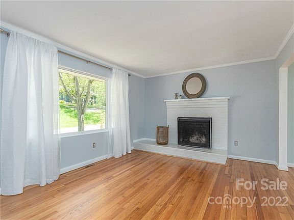 5th image of 384 Thomas Park Dr