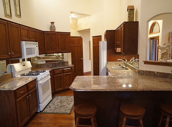 3rd image of 10904 Settlers Pond Ct