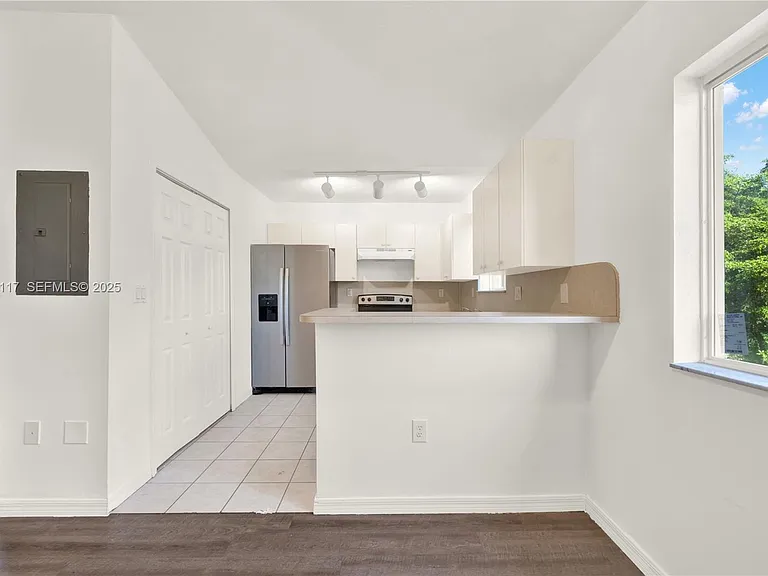 3385 NE 10th St #201 — Photo 6