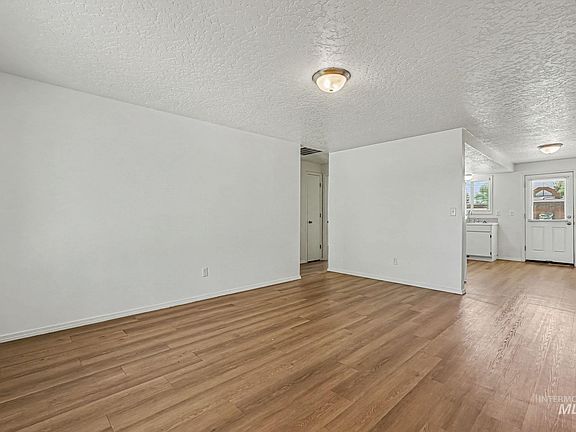 4th image of 936 Shoshone Ave