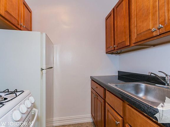 4th image of 425 W Roscoe St #1628
