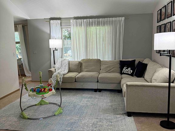 Living room (with vaulted ceiling)