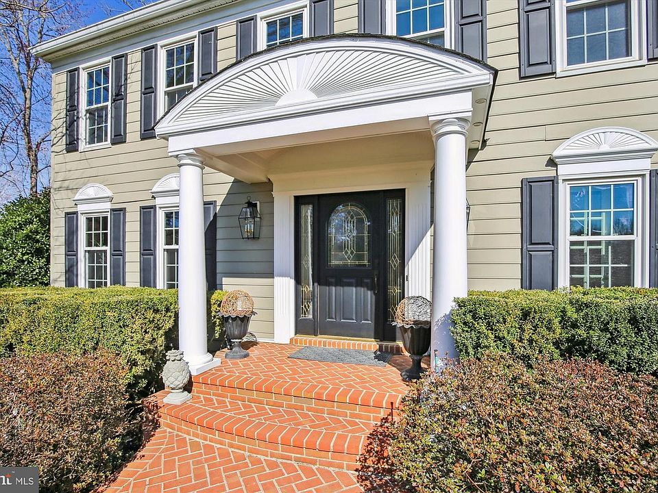 1st image of 10868 Meadow Pond Ln