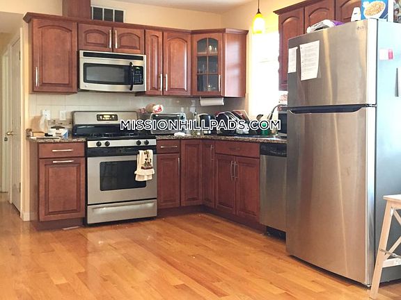 5th image of 207 Hillside Street # Second Floor