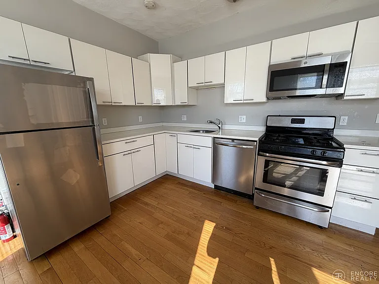 33 Portsmouth St #4R — Photo 5