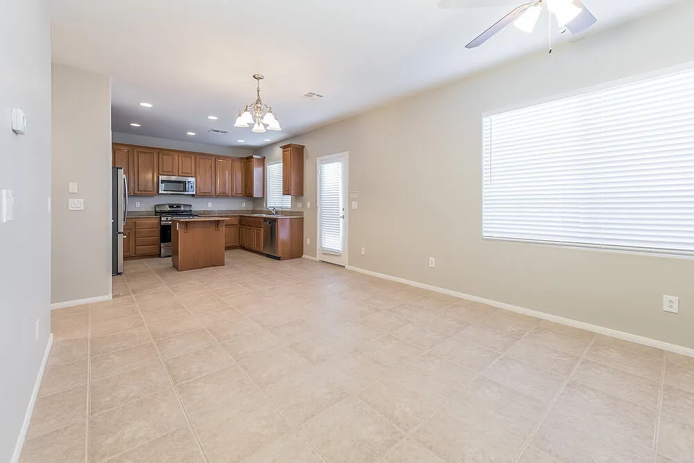 3 bed, 2.5 bath, 1518 sqft, $2,135 — Photo 4