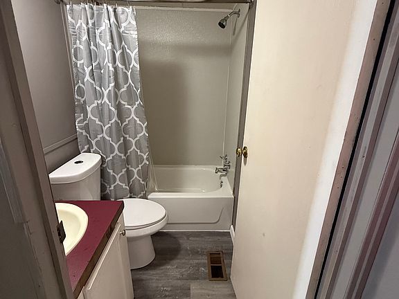 4th image of 203 W 4th St