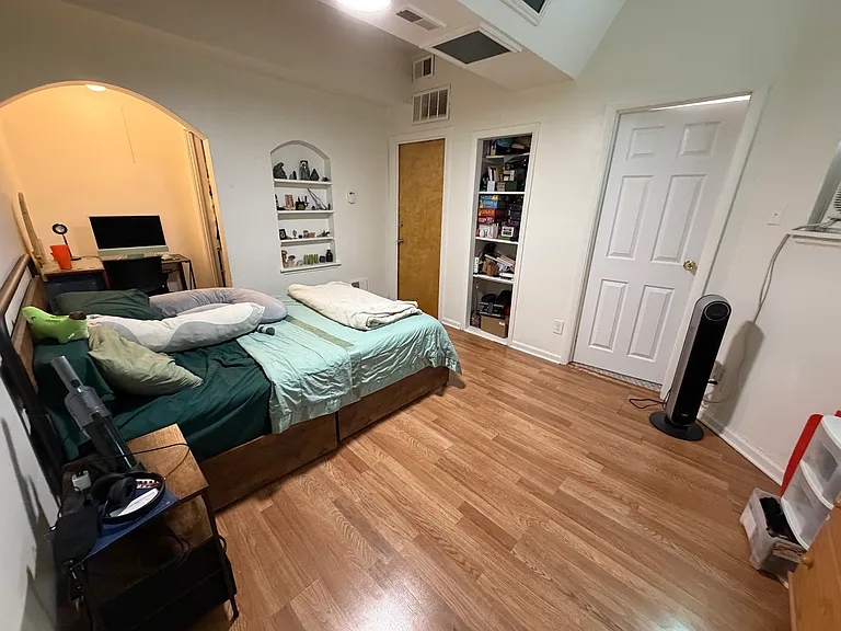 6225 N Francisco Ave #G — Photo 4