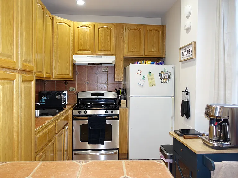 400 W 50th St #2 — Photo 2