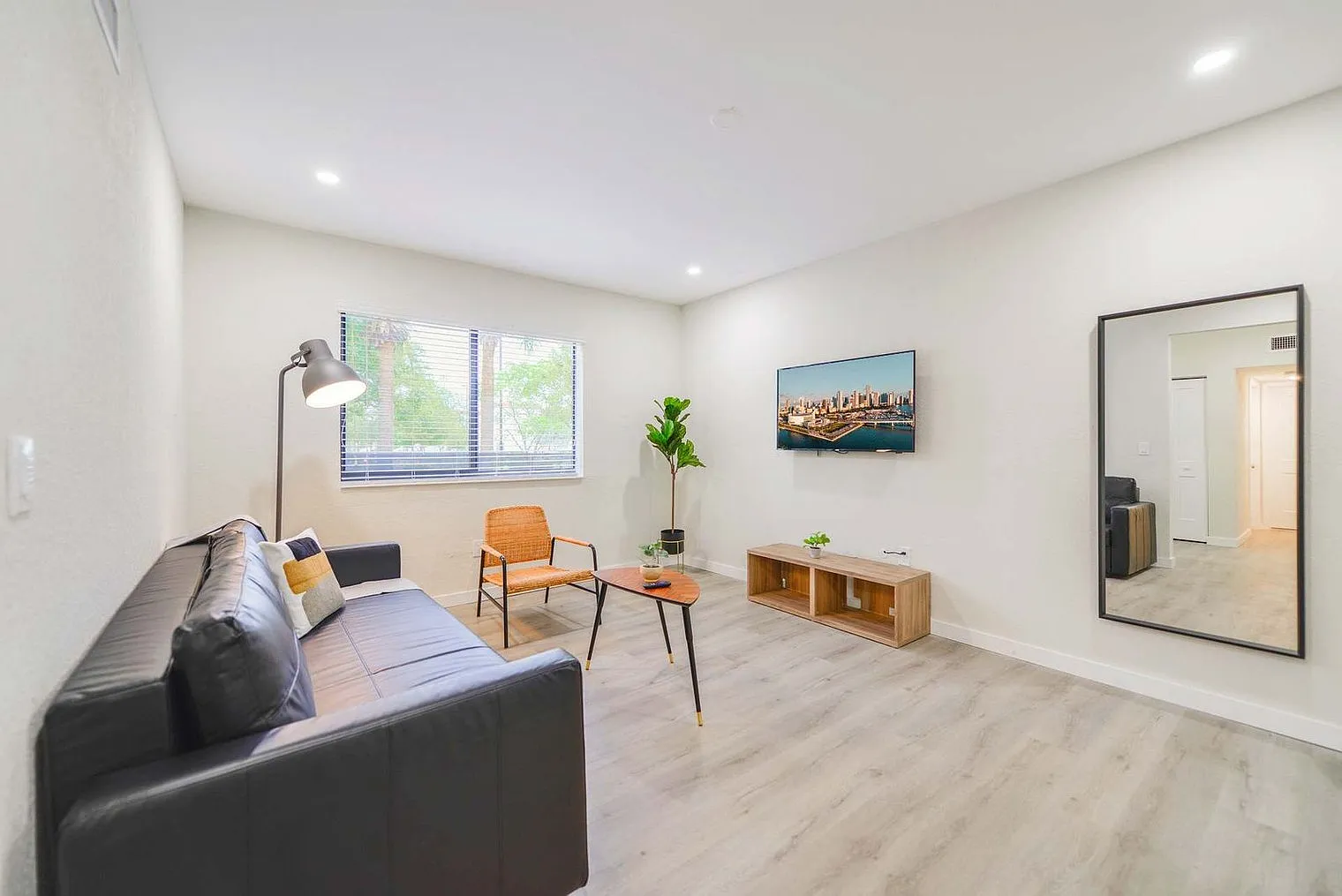 1 bed, 1.0 bath, 635 sqft, $2,194 — Photo 2
