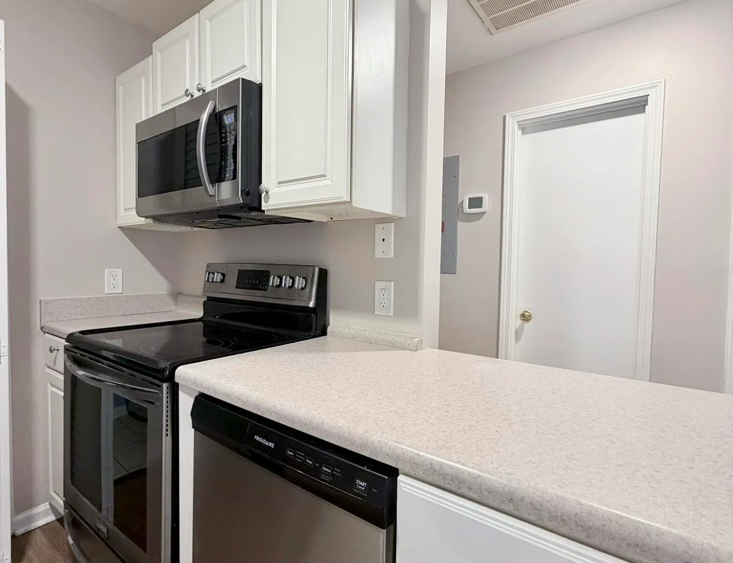 3 bed, 2.0 bath, 950 sqft, $1,700 — Photo 4