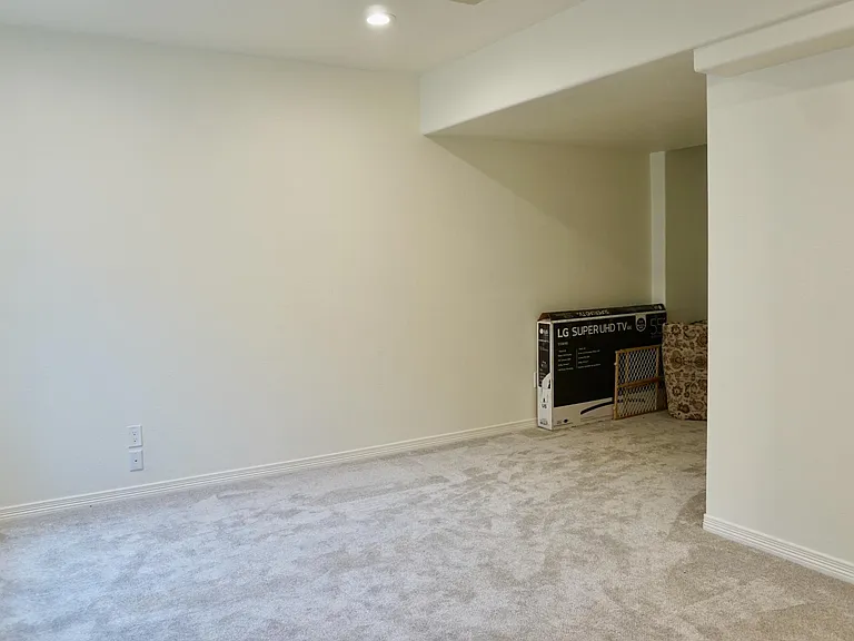 Finished basement (can be used for office/study/guest room)