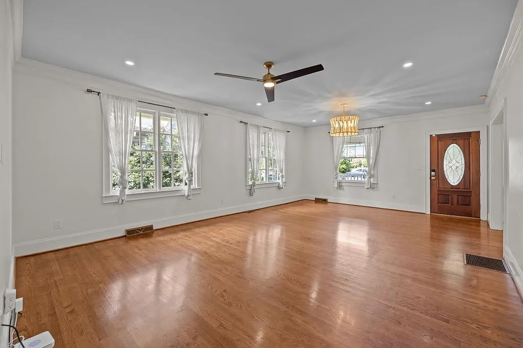 1705 Fountain View St — Photo 4