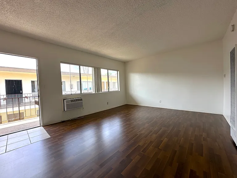 7636 Owensmouth — Photo 15