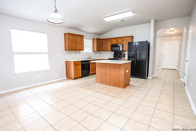 3 bed, 2.0 bath, 1653 sqft, $1,600 — Photo 4