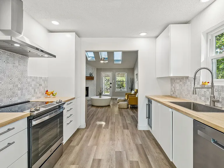 849 N Riverside Dr — Photo 6