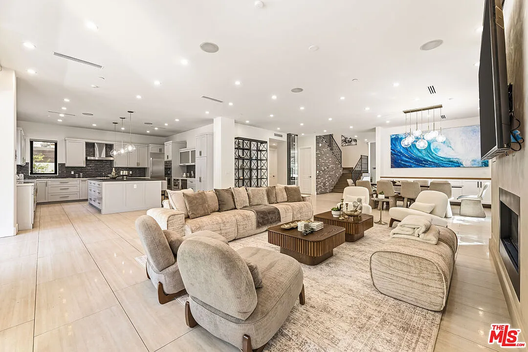 6 bed, 6.0 bath, 4274 sqft, $18,000 — Photo 2