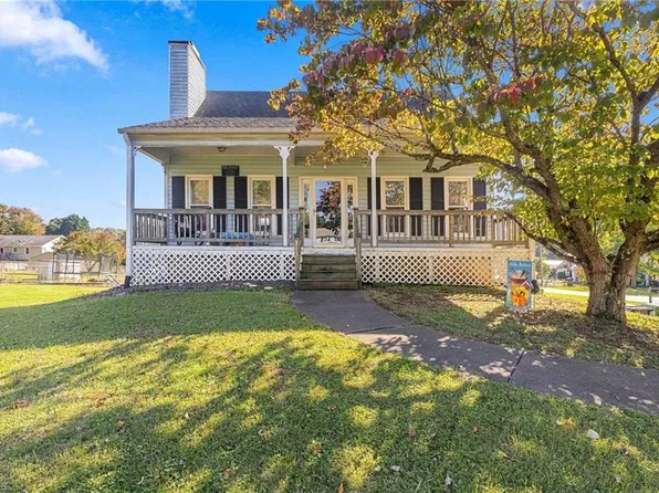 3130 Bethania Ridge Rd, Pfafftown, NC 27040