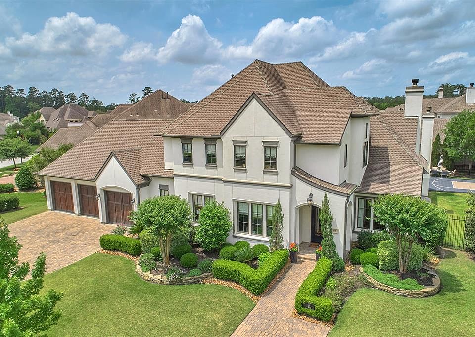 Welcome home to the stunning 67 S Parkgate Circle!