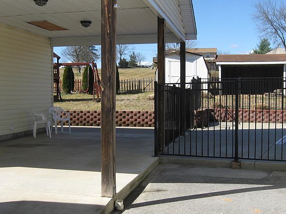 Car port pool to the right