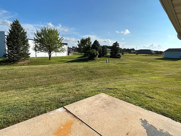 4th image of 834 Edgewater Dr