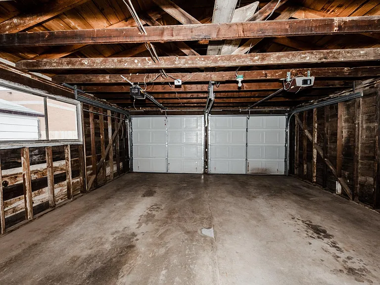 Detached 2-door garage