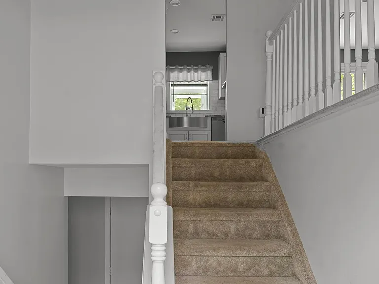 46 Walter Dr — Photo 3