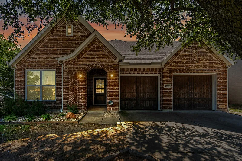 5 bed, 3.5 bath, 2661 sqft, $5,800 — Photo 2