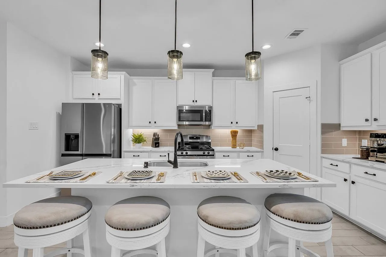 4 bed, 2.5 bath, 2139 sqft, $2,950 — Photo 4