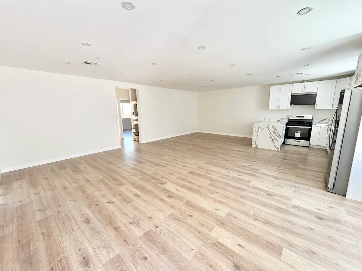 Building Photo - 10639 Whitegate Ave