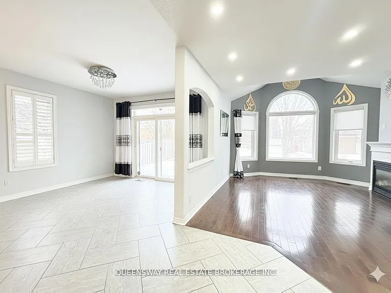 271 Ryerson Cres — Photo 2