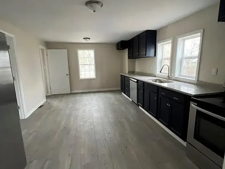 2205 Hendricks St — Photo 3