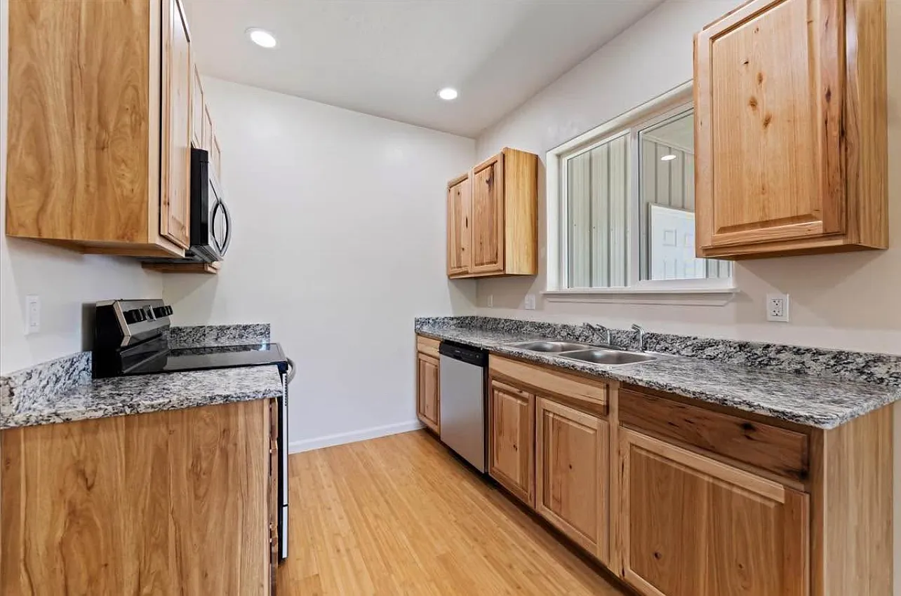 3 bed, 985 sqft, $1,650 — Photo 3