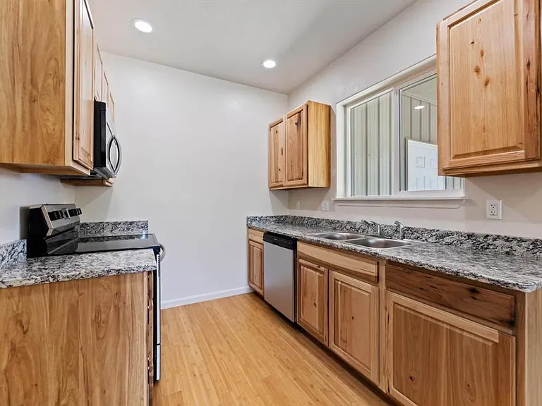 202 N Main St — Photo 3