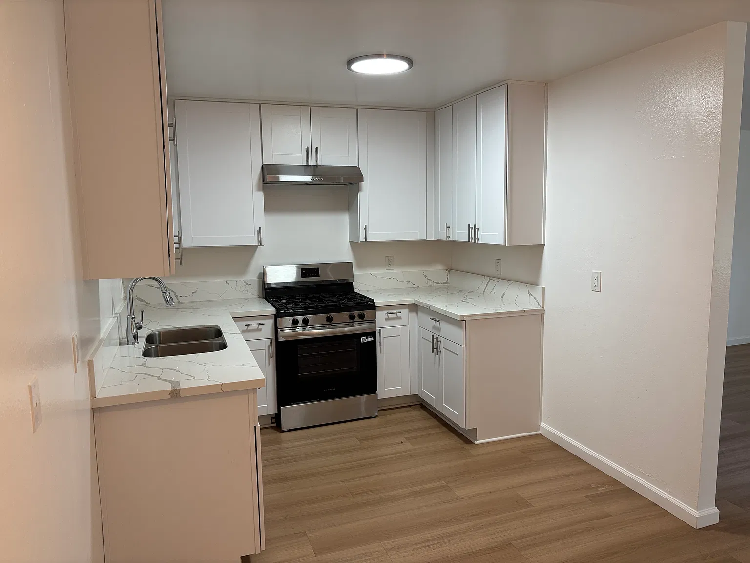 2 bed, 885 sqft, $2,000 — Photo 3