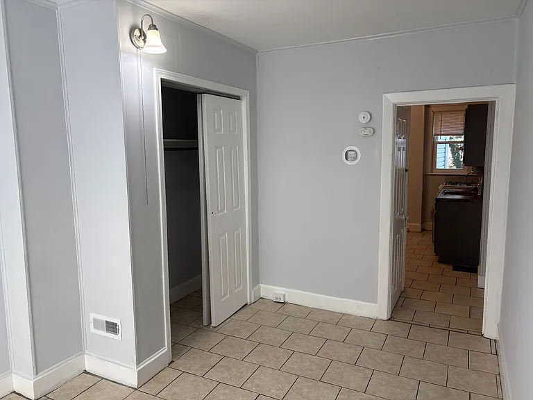 132 W Prescott Aly — Photo 2