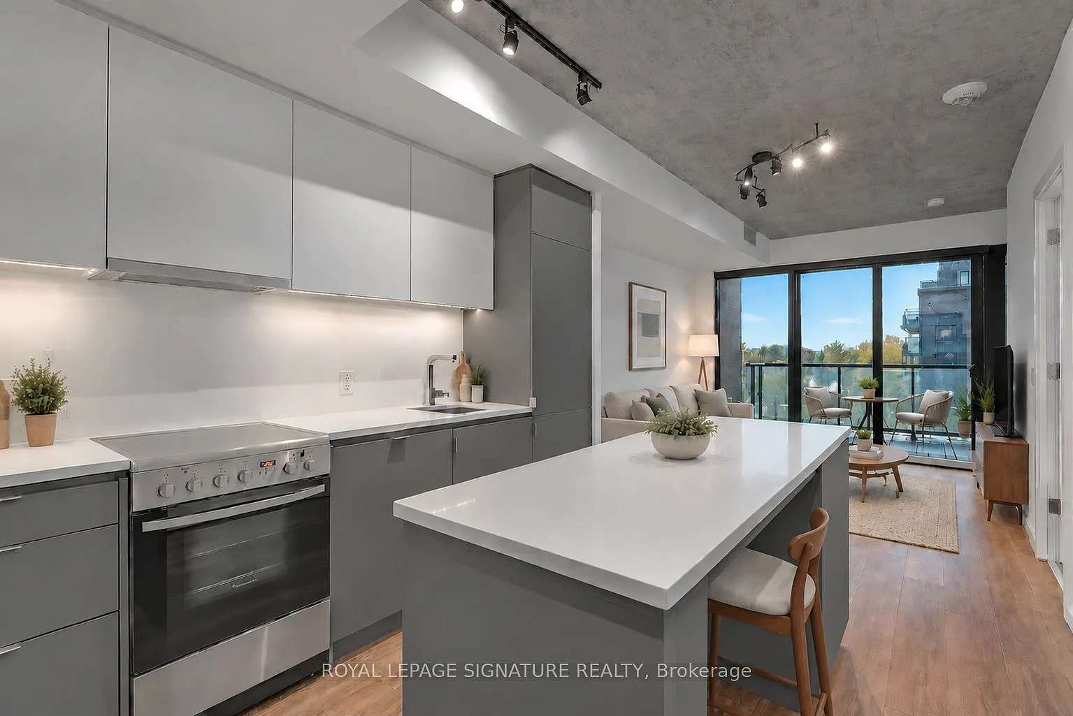 7 Smith Cres — Photo 1