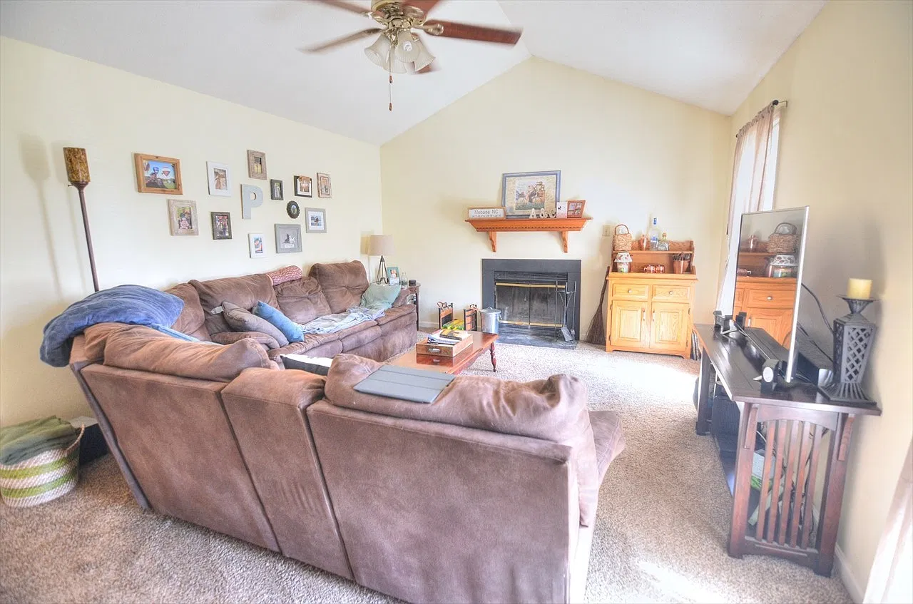 Available Dec 11th - Lovely 3 Bedroom Ranch With Large Fenced Yard! — Photo 3