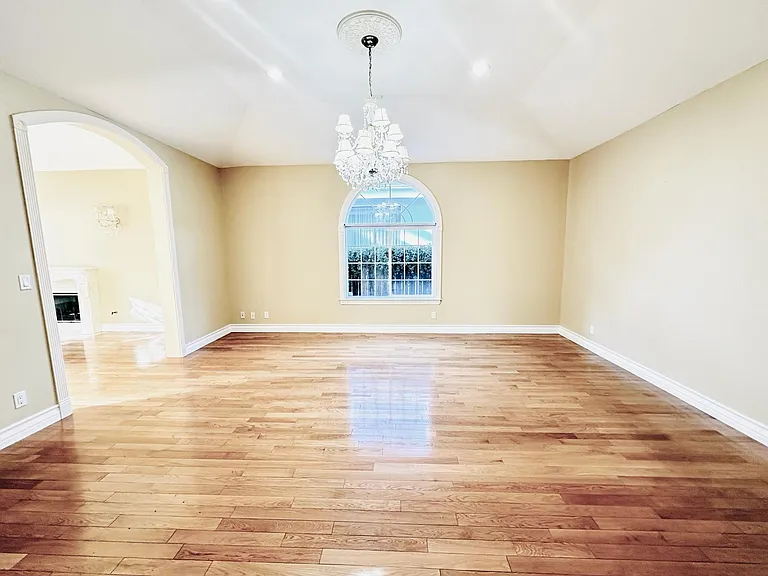 5960 Topeka Dr — Photo 3