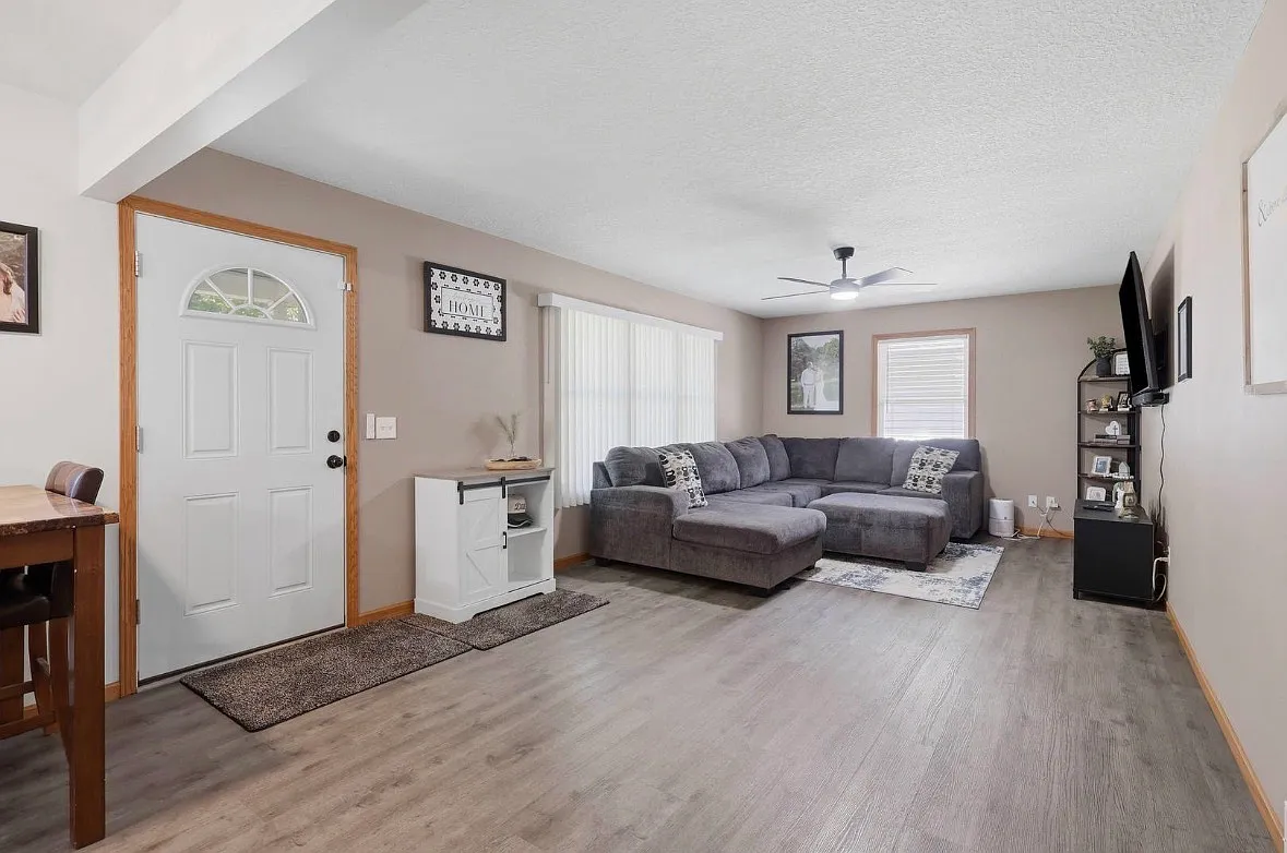 3 bed, 1064 sqft, $1,700 — Photo 2