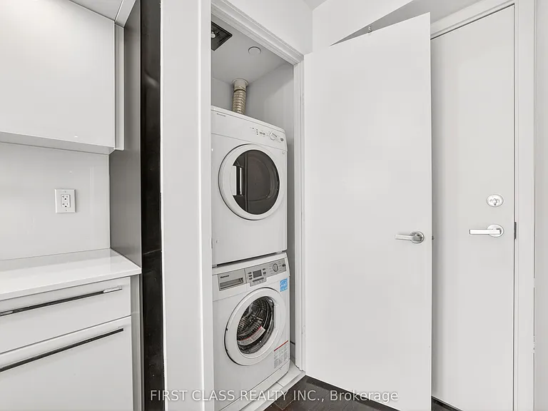 15 Grenville St #2902 — Photo 7