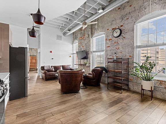 4th image of 813 Broadway St Unit 401