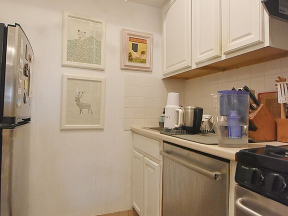 5th image of 7 Cornelia St APT 1C