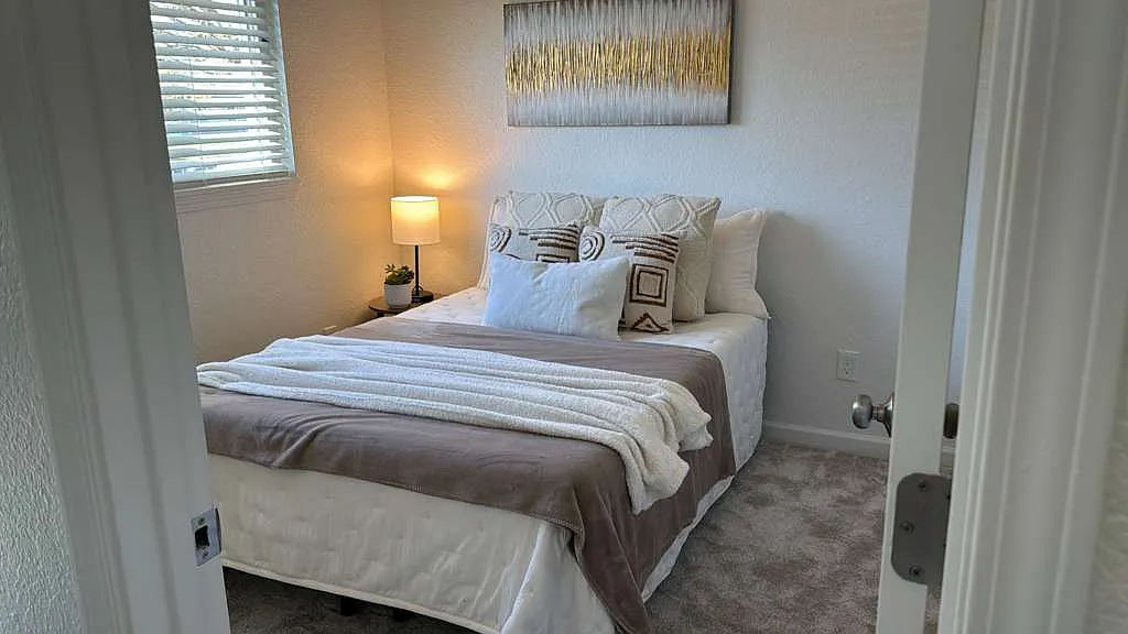 3 bed, 1200 sqft, $2,700 — Photo 3